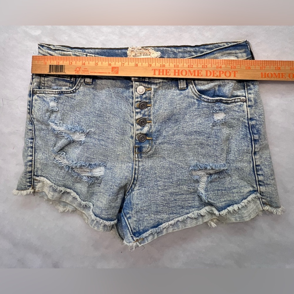 Altar'd State Light Wash Button Fly Raw Hem Boho Distressed Denim Shorts Size 31 - Picture 6 of 9